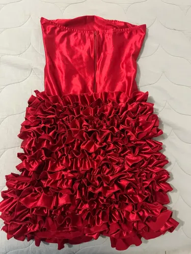 Vestido vermelho com saia de babado