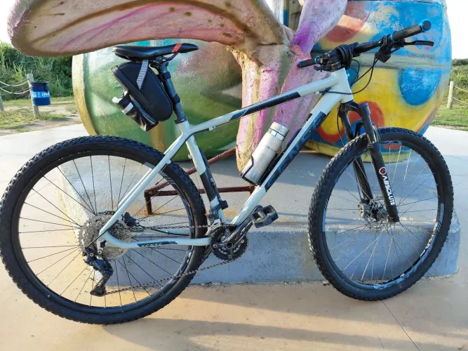 BICICLETA SENSE ROCK EVO 2021 ARO 29. Relação Deore 11/46. Freios hidráulicos shimano.