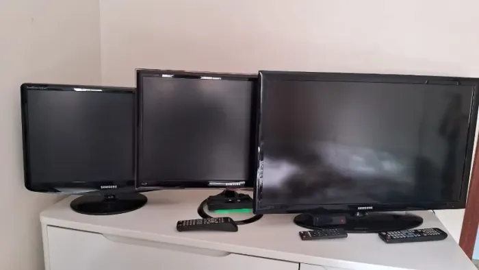 Desapego Lote com 2 TVs e 1 Monitor 22, 27 e 32 todos Samsung