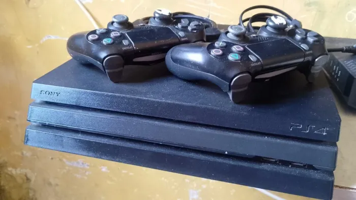 Vendo ps4 pro em perfeito estado