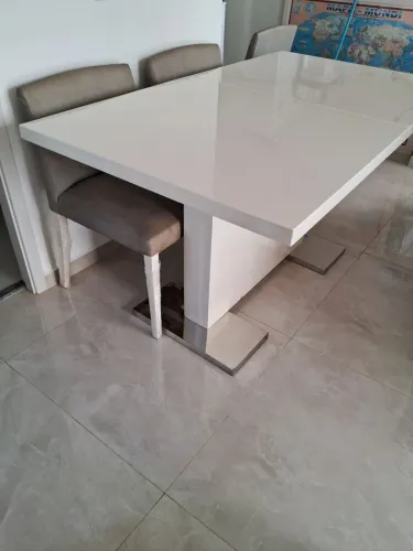 Mesa laqueada branca c pés em inox