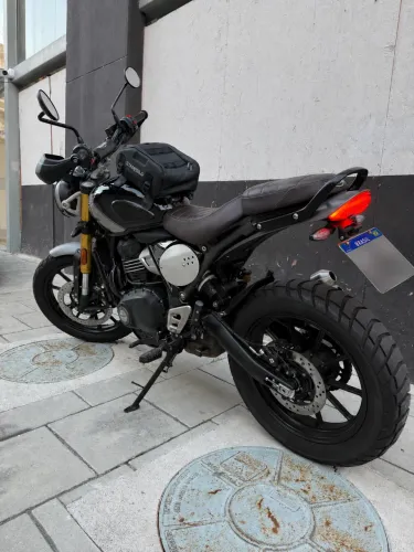 Triumph Scrambler 400x 2025 com acessórios.