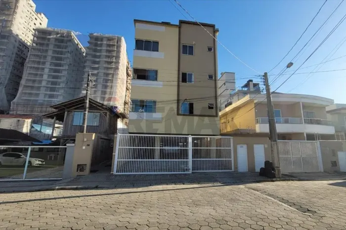 Seu Refúgio Ideal Próximo ao Mar em Porto Belo