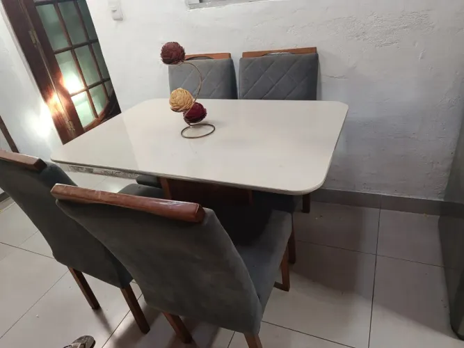 Vendo mesa de jantar 4 cadeiras