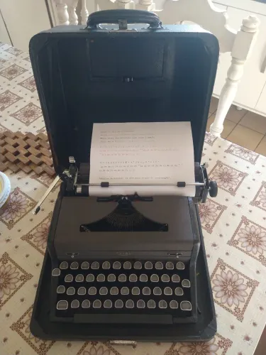 Máquina de escrever Royal antiga funcionando