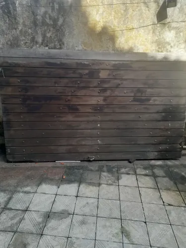 Portão de madeira maciça