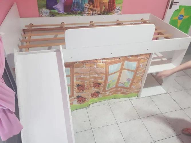 Cama infantil cabaninha com escorregador