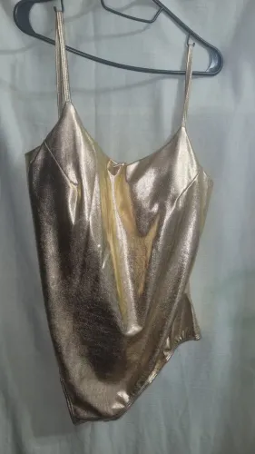 Body dourado plus size com elastano