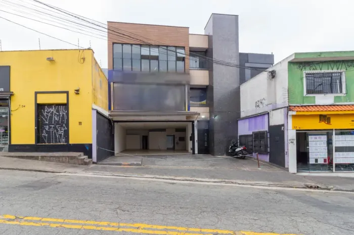 Loja na Rua Maria Eugênia Celso, 28  197 m²