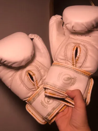 Kit Boxe / Muay Thai: Luva Olimpo 10 Oz Branca e Dourada + Faixas Everlast