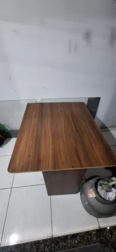 Mesa com Peças de MDF na cor marrom . Leia o anúncio 