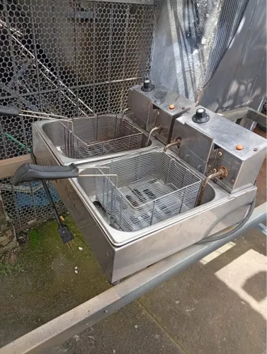 Fritadeira elétrica com duas cubas Seminova