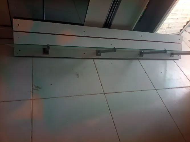 Vendo prateleiras de vidro com 4 ganchos e painel