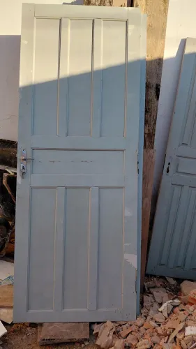 Porta de Madeira e Tanque Lavatório 