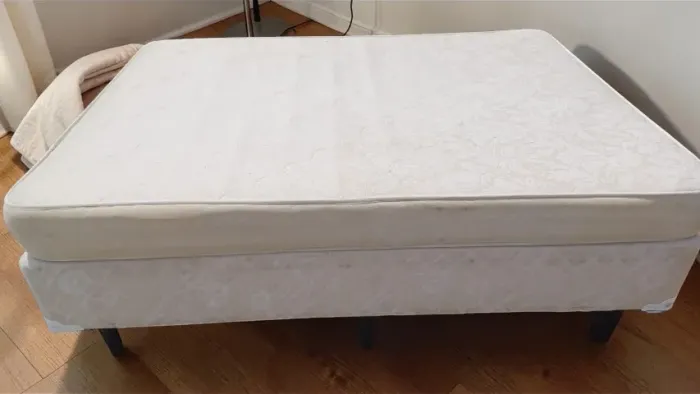 Cama de casal, bege, em bom estado.