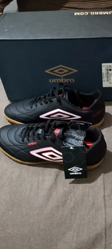 Vendo Chuteira Futsal Umbro Class adulto preta/branca
