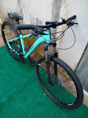 Bike Aro 29 RockRider ST500 24v usada poucas vezes toda no Shimano!