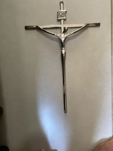 Crucifixo Estilizado Prateado Tamanho Grande Para Parede