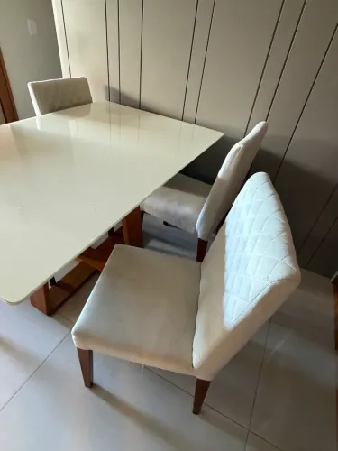 Mesa com 4 cadeiras