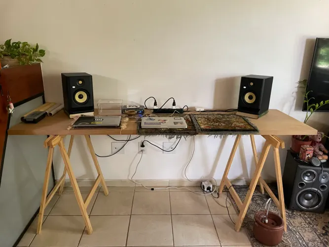 Mesa grande de madeira com cavalete 