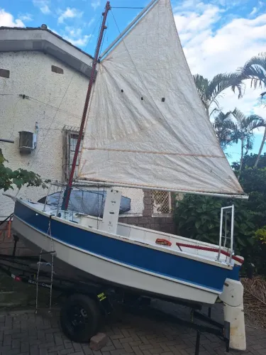 Barco Veleiro Pop 135 proa aberta