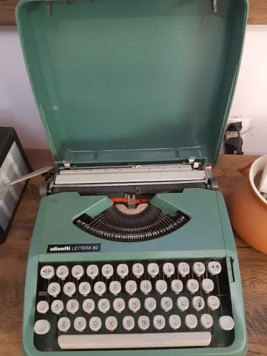 Maquina de escrever Olivetti Lettera 82 Perfeita