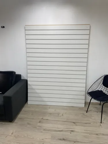 Painel canaletado com canaletas branco 