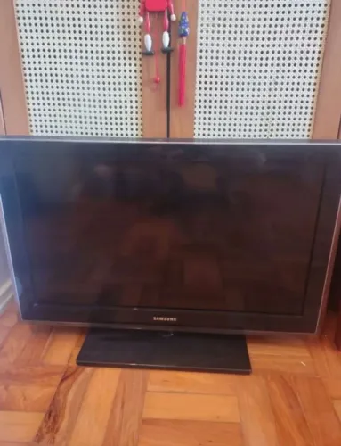 Tv Samsung modelo IN32D550klG, 32 polegadas, Full HD. Possui 4 entradas HDMI e porta USB.