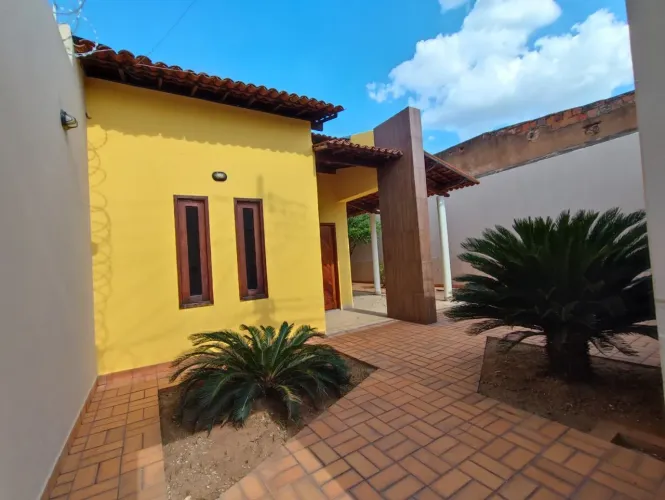 Casa com 3 dormitórios para alugar no Bairro Antônio Vieira - Juazeiro do Norte/CE