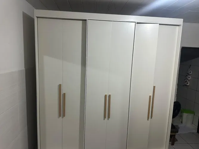 Guarda roupa semi novo 