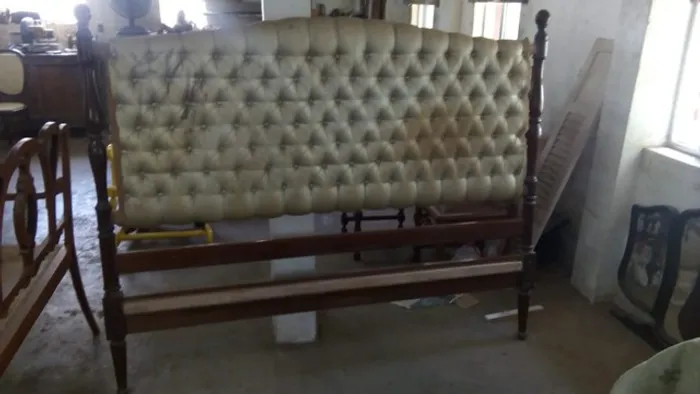 Cama de casa torneada em Vinhático com capitonê