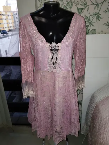 Vestido rosa claro rendado e decorado