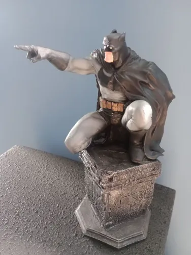 Estatueta do Batman "Cavaleiro das Trevas" (31cm altura)