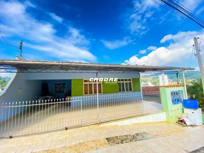 Casa à venda em Blumenau, Bairro Garcia  3 Dormitórios, 1 Suíte, 4 Banheiros
