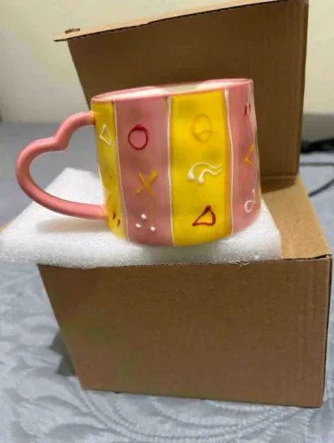 Xícara em porcelana criativa pintada à mão com alça cor de rosa em forma de coração 250ml