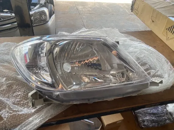 Farol Hilux 2005 a 2011 lado direito original