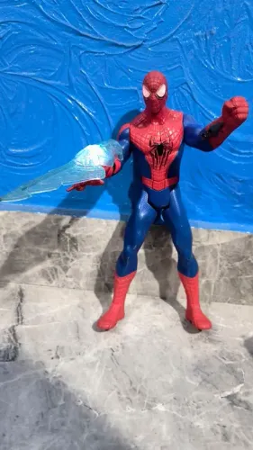 Brinquedo Homem Aranha que brilha e fala