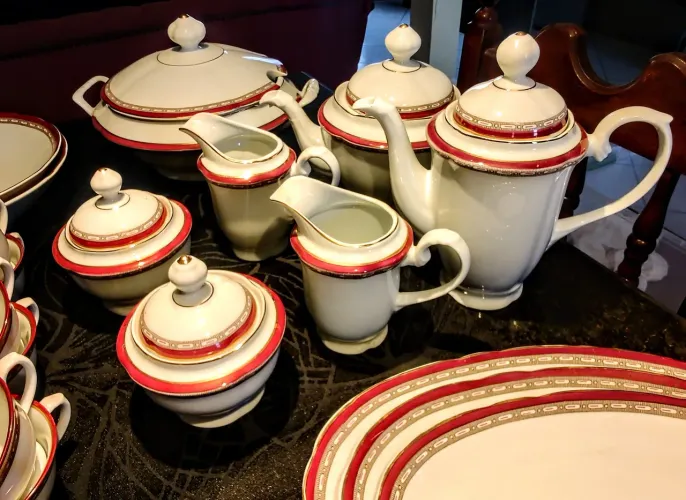 Aparelho de jantar Dourado Schmidt 97 peças completo 12 pessoas sem uso