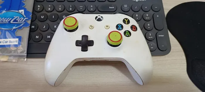 Vende controle XBOX ONE S original.