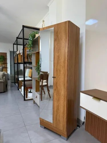Guarda-Roupa com Espelho e Design Moderno