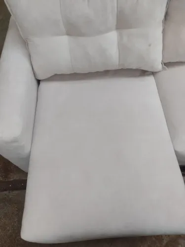 Sofá branco dois lugares