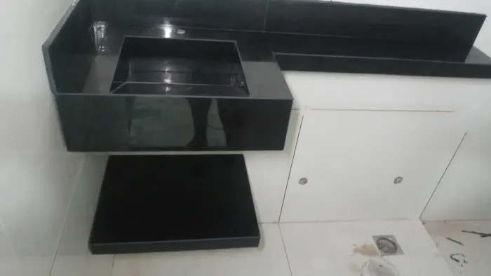 pia em porcelanato preto sob medida
