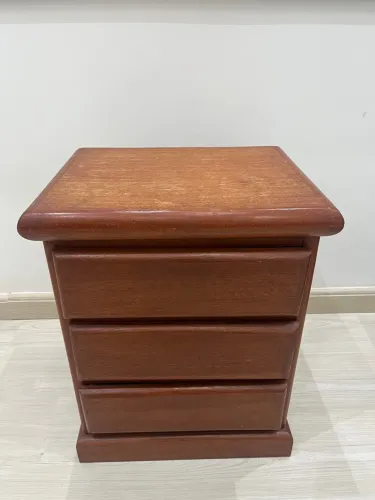 Cômoda de madeira com gavetas