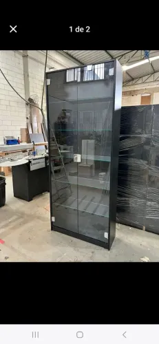 Estante com porta e tranca 