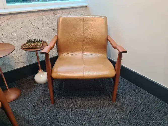 Poltronas design em couro natural e madeira maciça