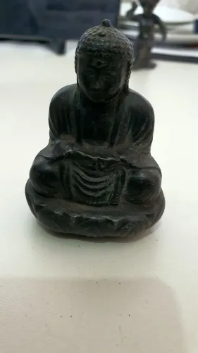 Buda antigo feito em metal