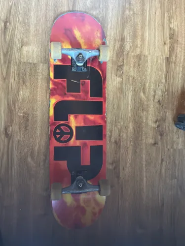 Skate (Shape Flip, Roda Spitfire e lixa Grizzly e rolamento RedBones)