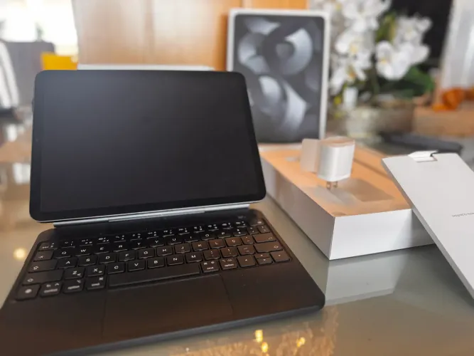 iPad Air 5ª geração com Apple Pencil e teclado
