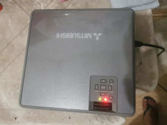 Projetor Mitsubishi SL4SU COM DEFEITO