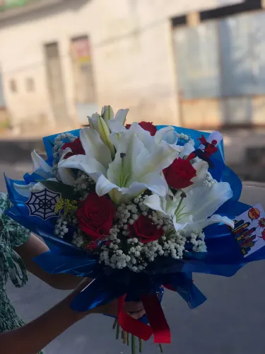 Buquê de lírios , buquê romântico, buquê de presente , buquê personalizado , buquês 